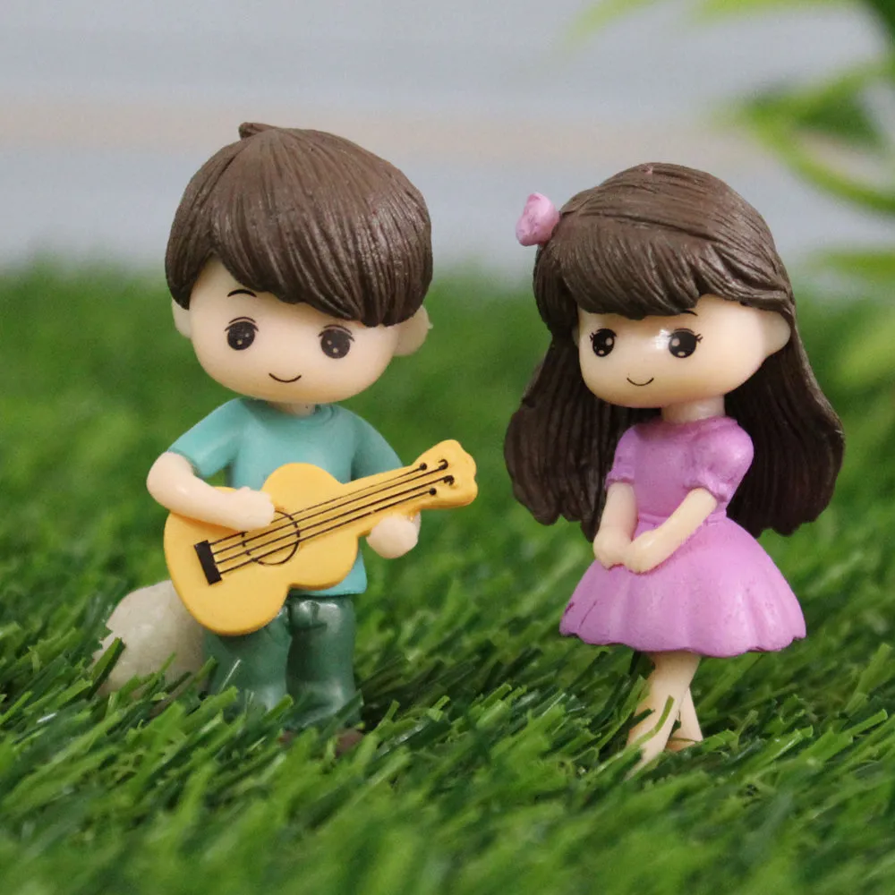 Artsy Romantic Guitar-Playing Couple Miniature Showpiece for Valentine's Day