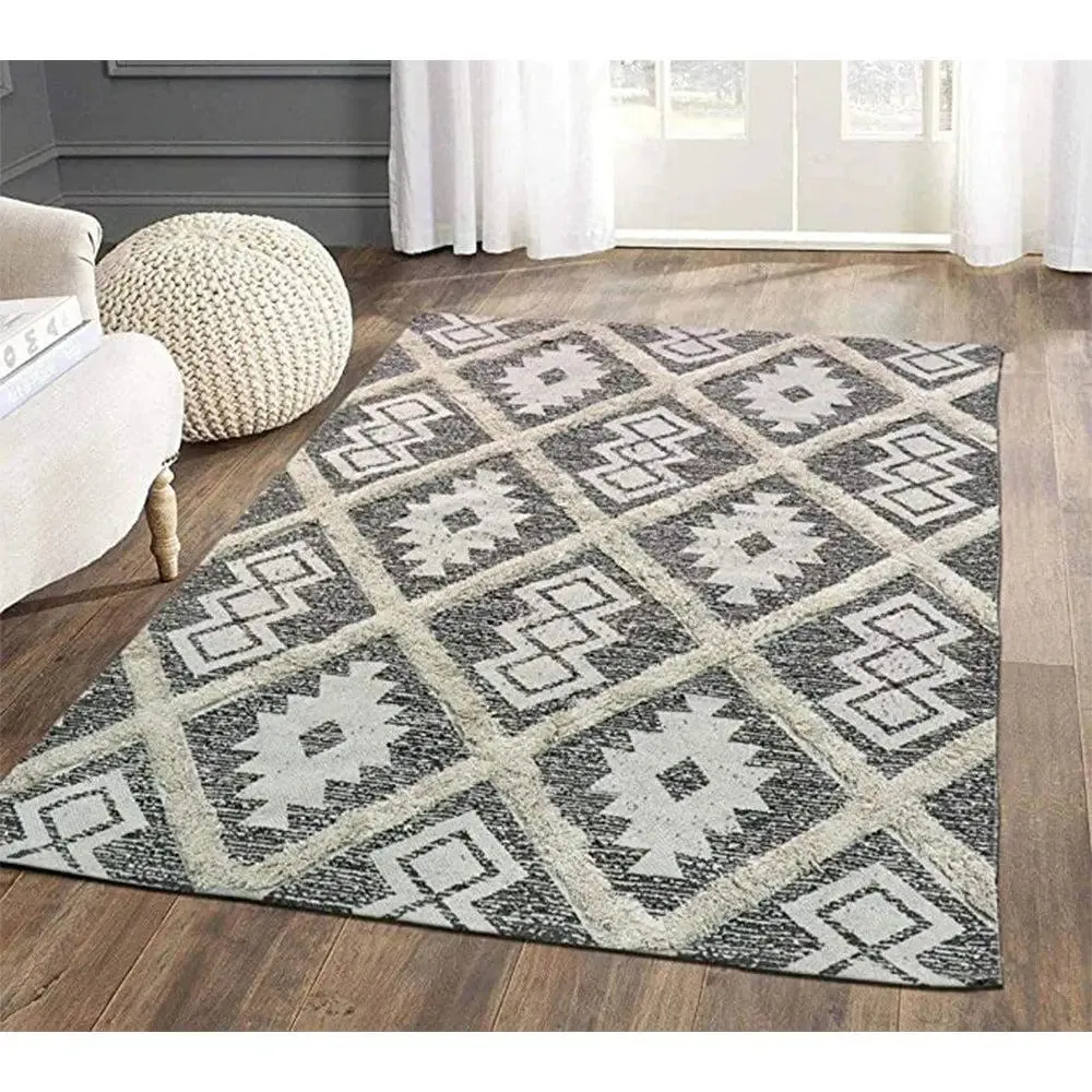 Grey & White Ethnic Pattern Tufted Area Rug (4 x 6) ft