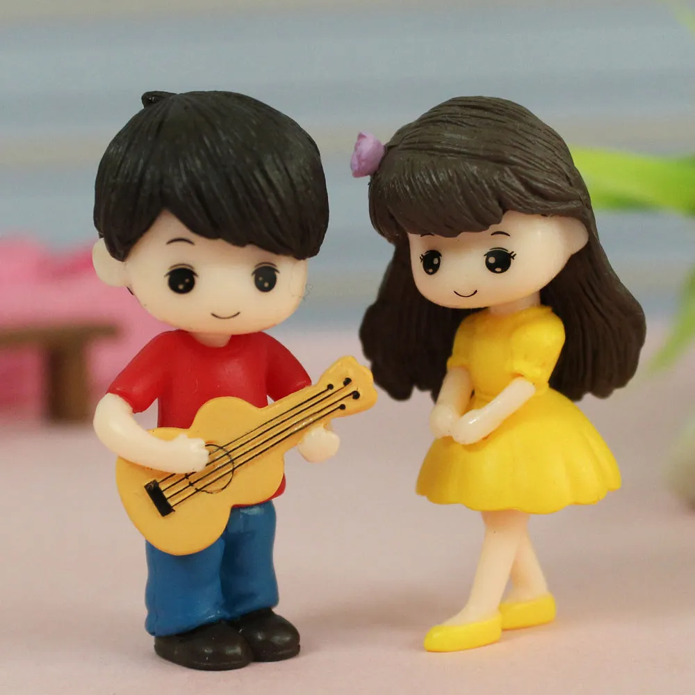 Romantic Guitar-Playing Couple Miniature Showpiece for Valentine's Day