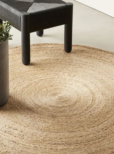 Traditional Finely Woven Round Jute Rug
