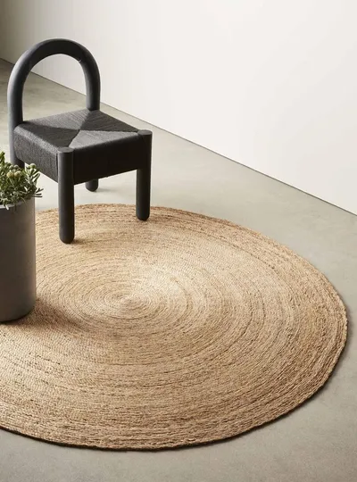 Traditional Finely Woven Round Jute Rug